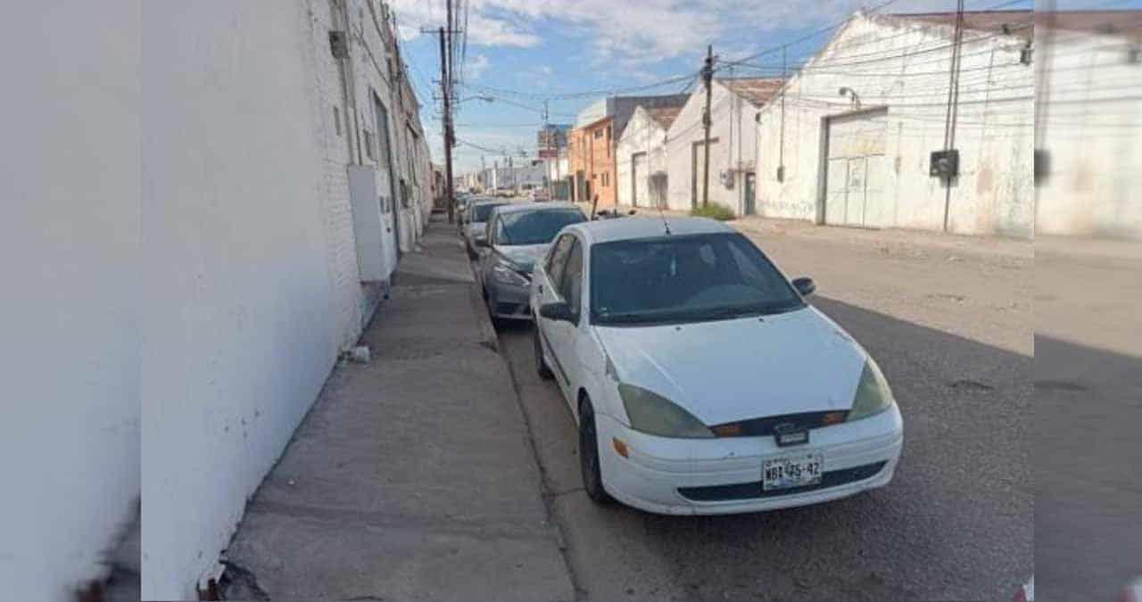 Abandonan auto robado en céntrico callejón