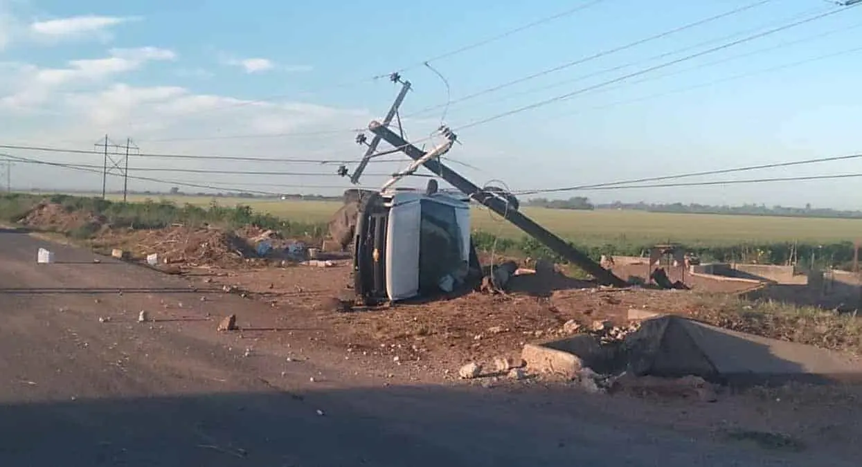 Automovilista derriba poste en el Valle del Yaqui