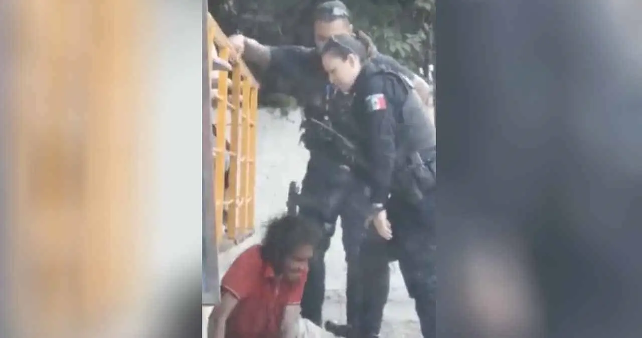 Video. Policías municipales agreden a indigente