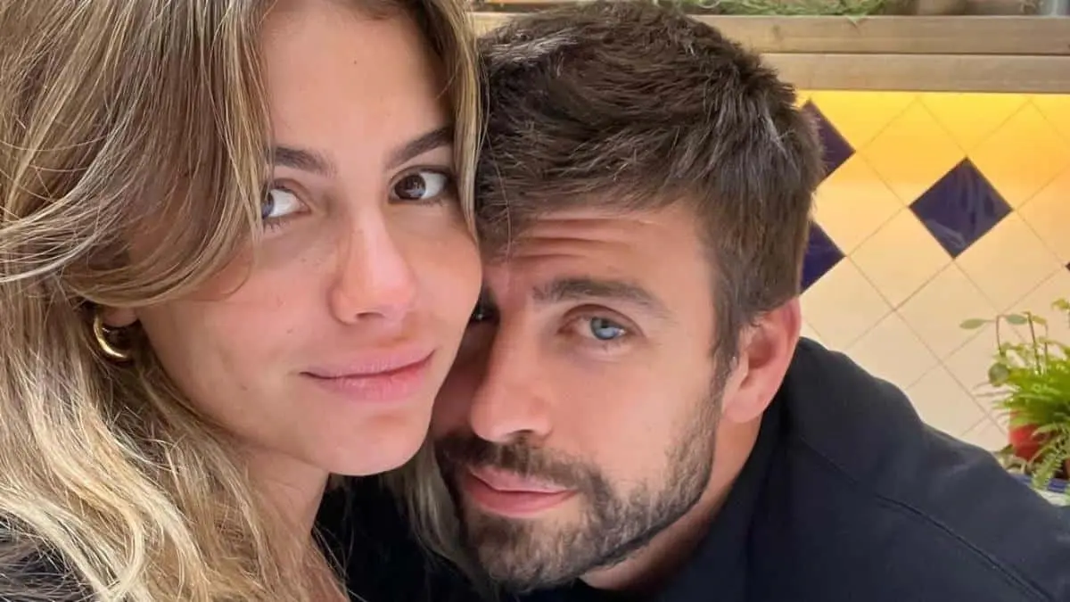 Pïqué y Clara Chía se besan en público ¿Festejan la partida de Shakira?