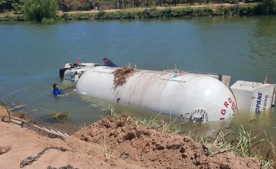 Cae pipa cargada de gas al Canal Bajo