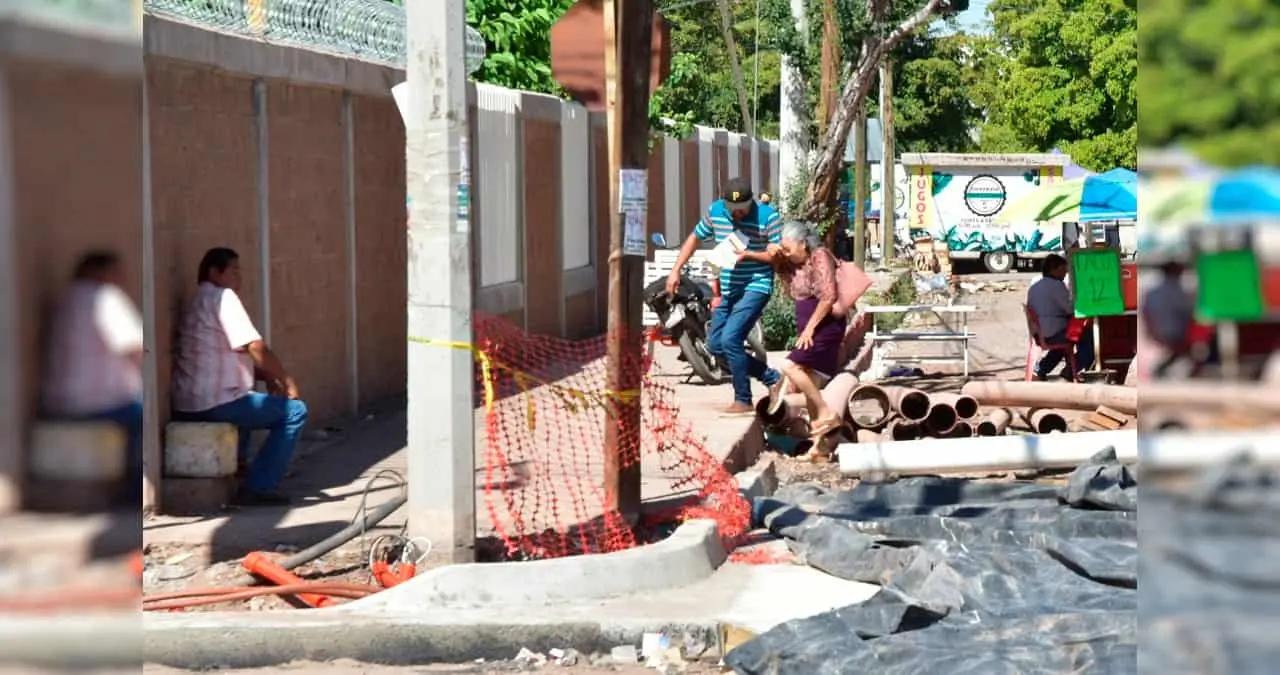 Causan molestias trabajos en la calle Sahuaripa