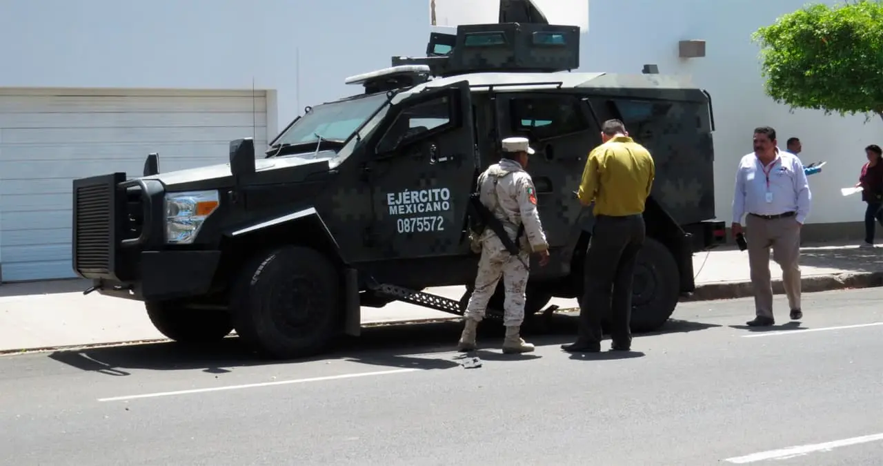 Choca unidad blindada del ejército contra sedán