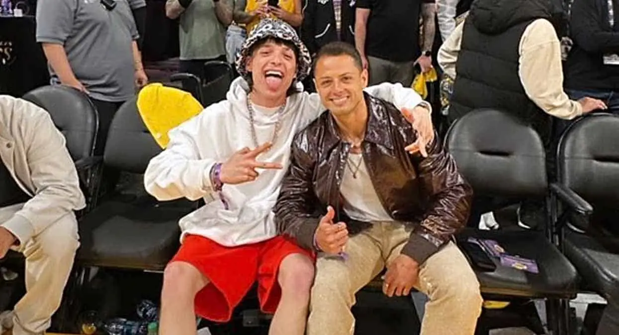 Peso Pluma y Chicharito comparten su pasión por el baloncesto