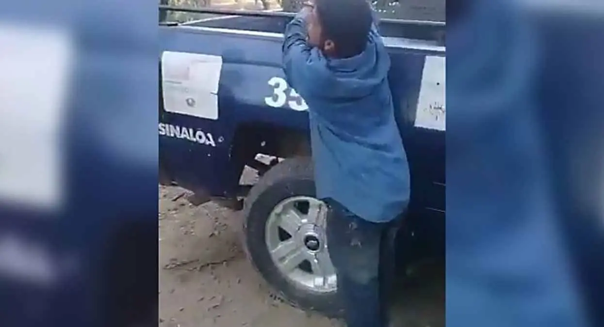 VIDEO | Policías de Sinaloa tablean a detenido mientras permanecía esposado a patrulla