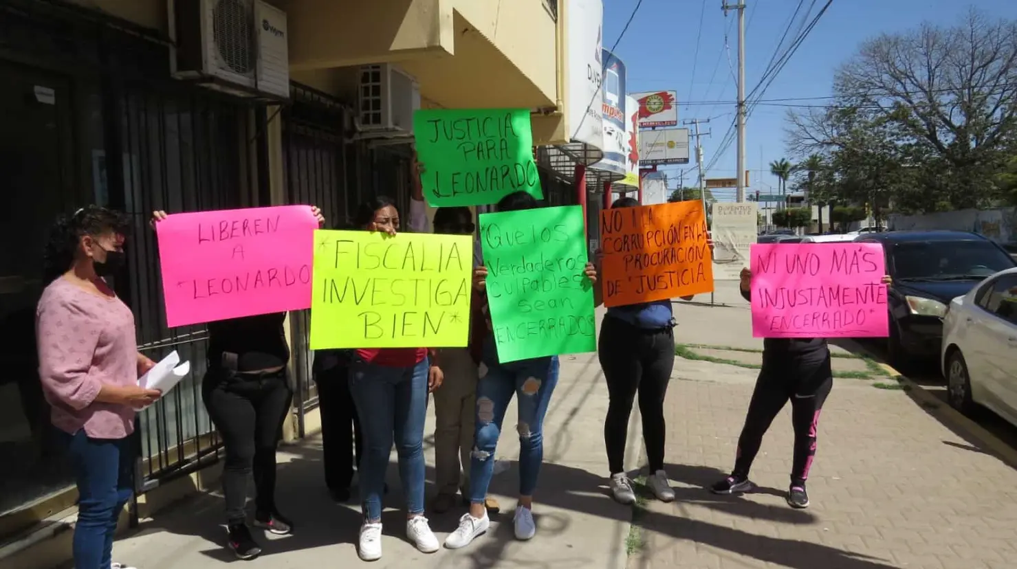 Madre de Leonardo, joven sentenciado a 30 años por extorsión y robo en Cajeme, denuncia irregularidades en el proceso
