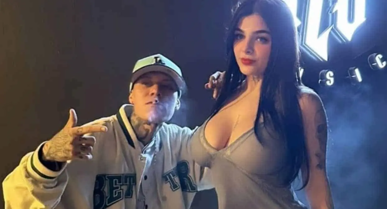 Karely Ruiz y Santa Fe Klan comparten candente fotografía en la cama; usuarios no se lo perdonan