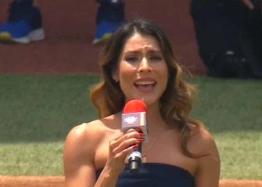 VIDEO |María León se disculpa por equivocarse al cantar el Himno Nacional en la México City Series