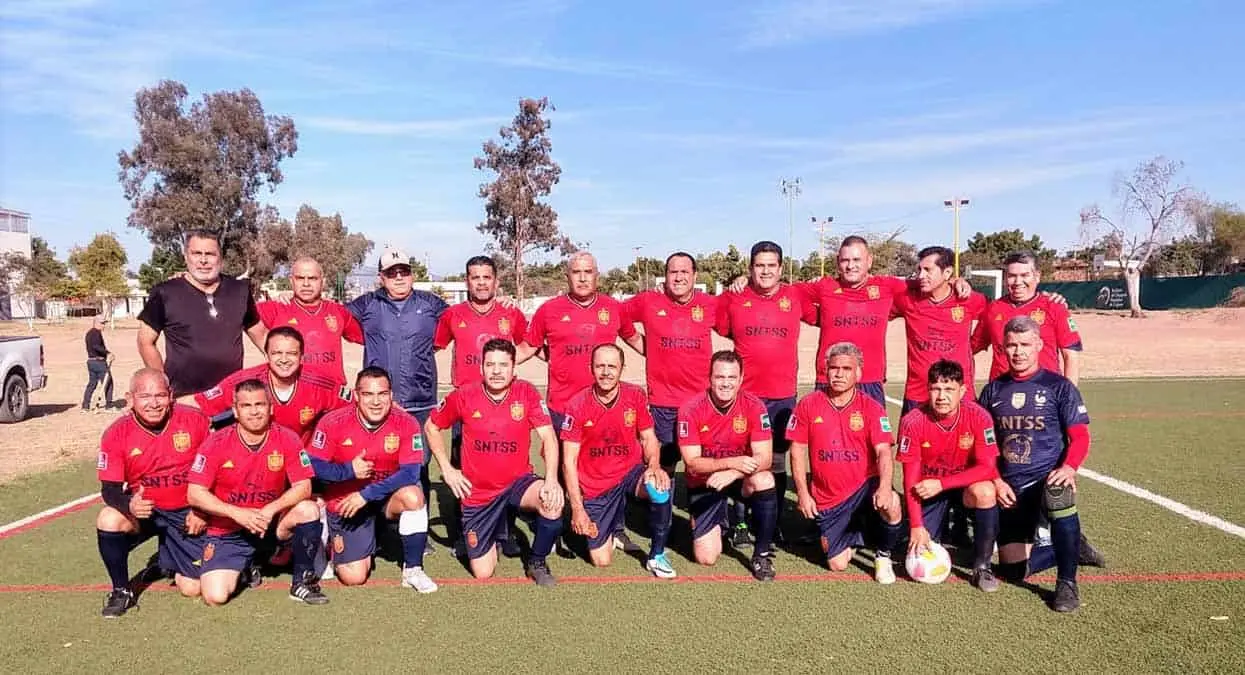 SNTSS D encabeza la tabla de posiciones en el futbol máster