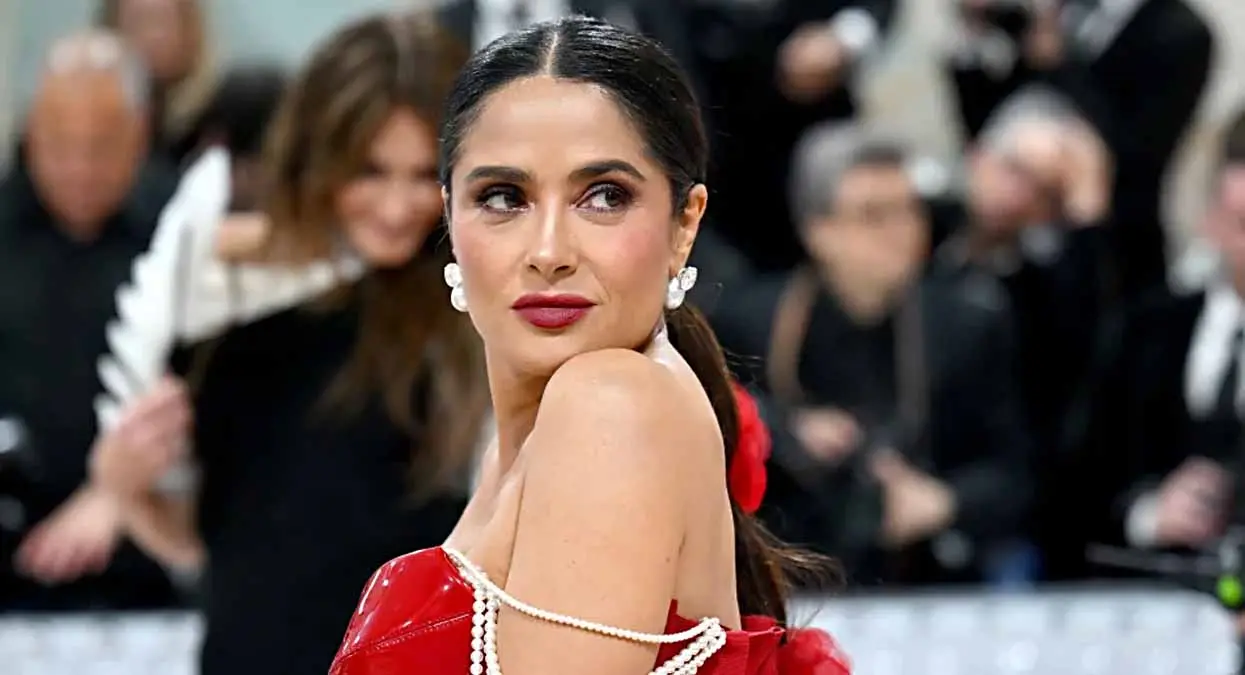 Salma Hayek, en rojo deslumbrante en la MET Gala 2023
