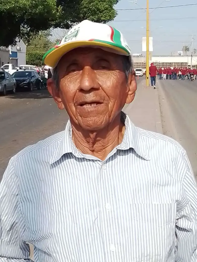 Primero de Mayo. Don Benigno, deseaba desfilar como cada año, pero triste, se quedó con las ganas