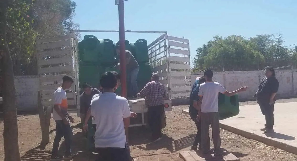 ¡Al fin!: Llegan pupitres a la Técnica 4