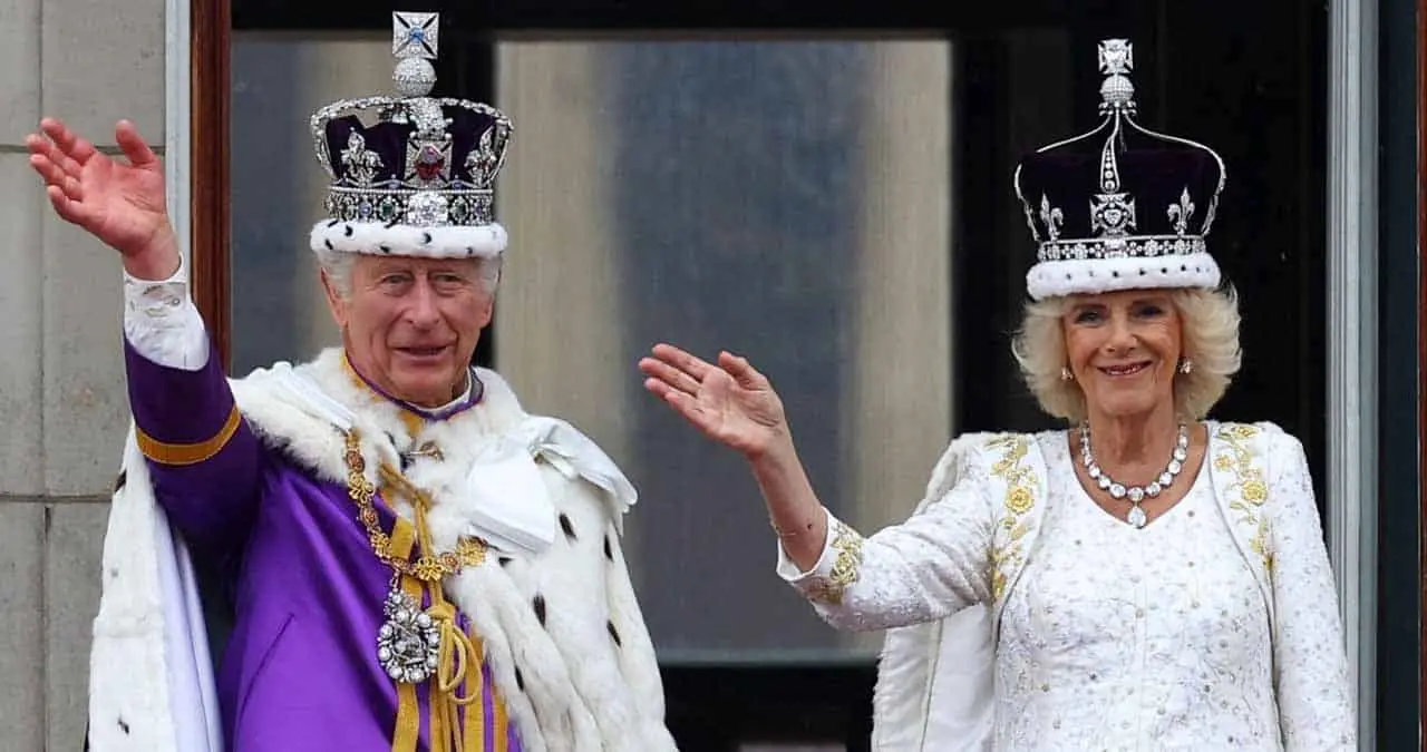 Carlos III es coronado en ceremonia histórica