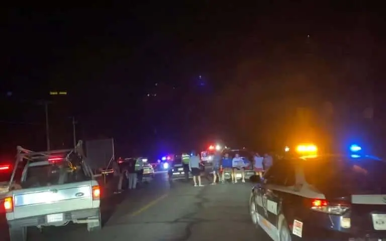 Tráiler embiste a vehículo mientras conductores cambiaban llanta en carretera de Hermosillo