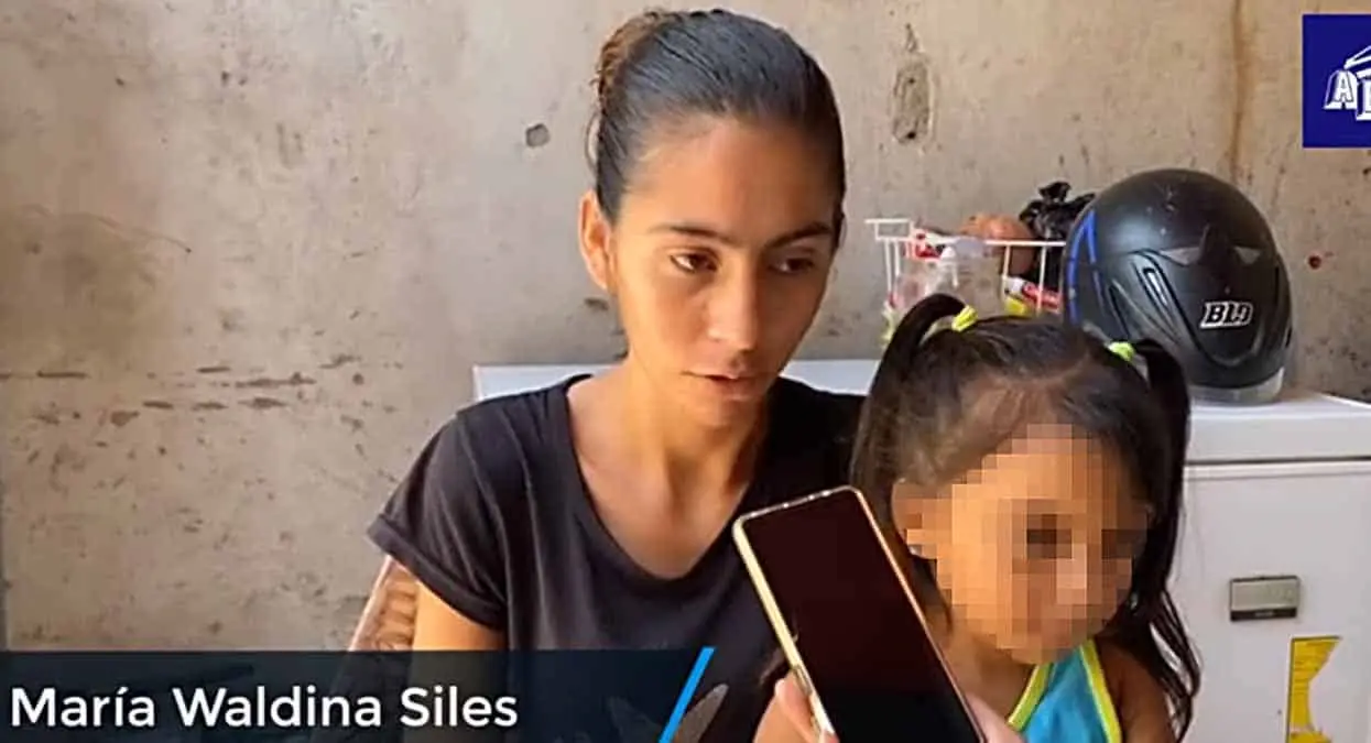 VIDEO | Nicaragüense  niega ser quien golpea a su hija de 4 años; es un montaje
