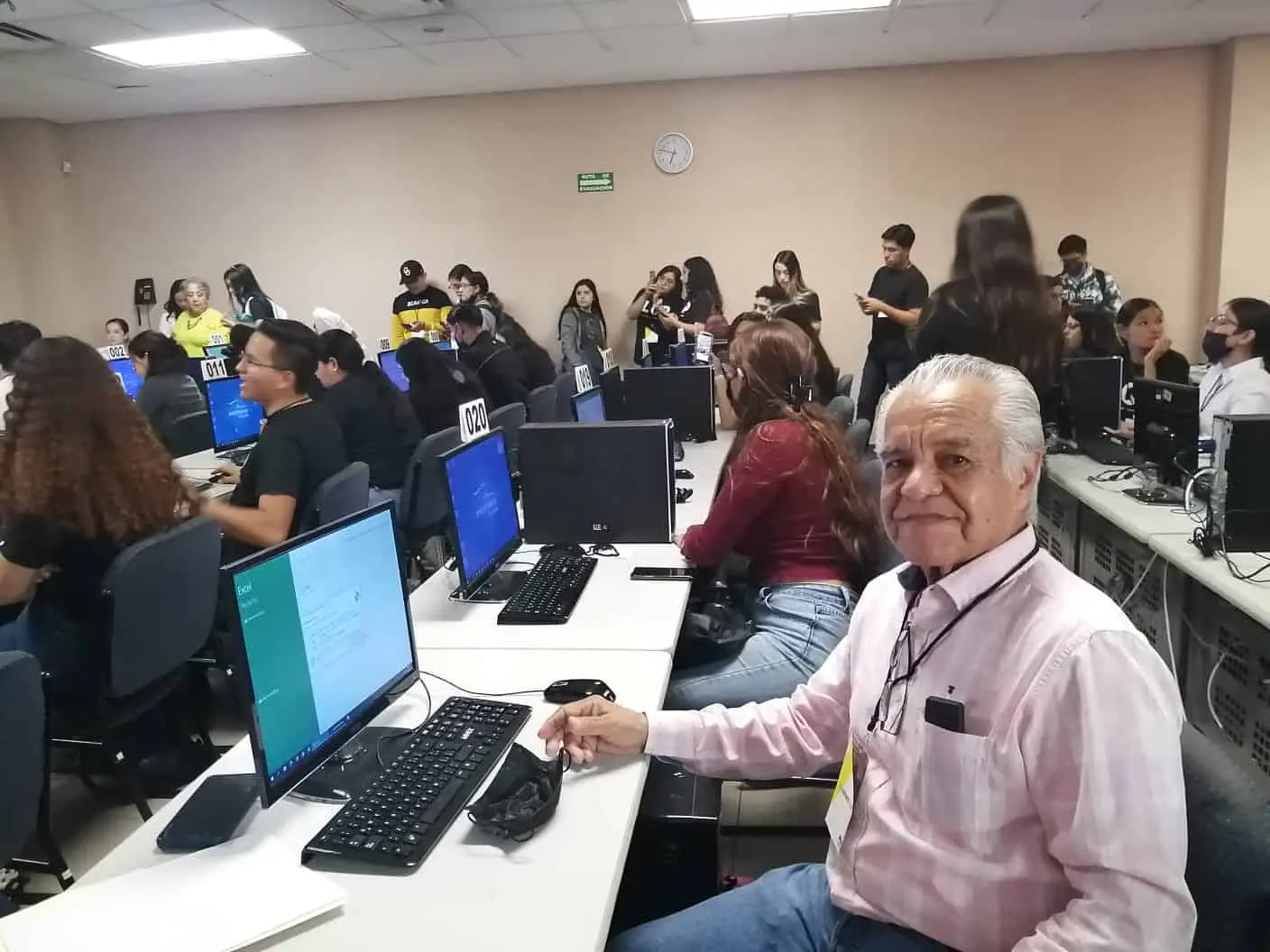 Recibe su título a los 68 años de edad; es su segunda carrera