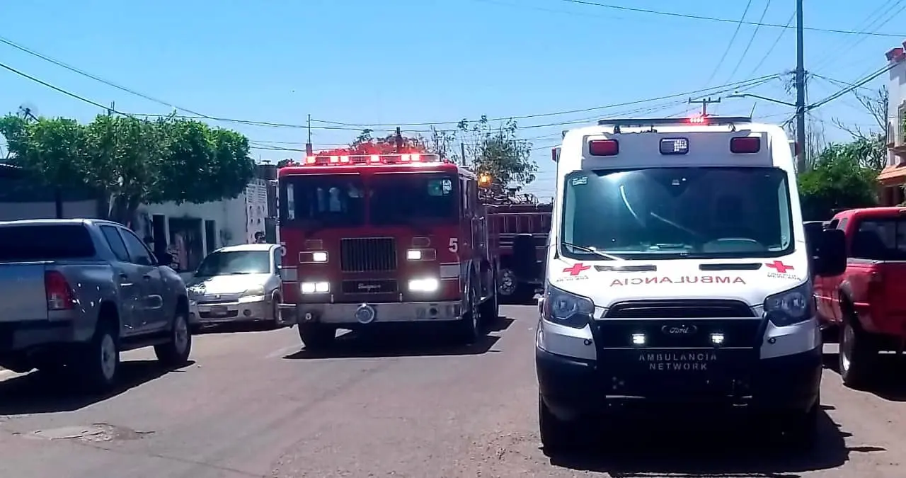 Dos bomberos lesionados y daños materiales tras incendio en Cajeme