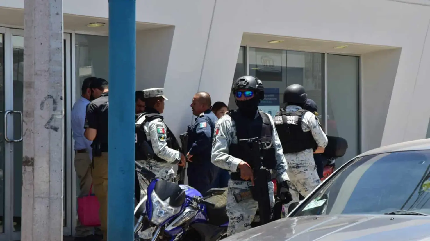 Despojan a empleado de más de cien mil pesos en banco de Cajeme