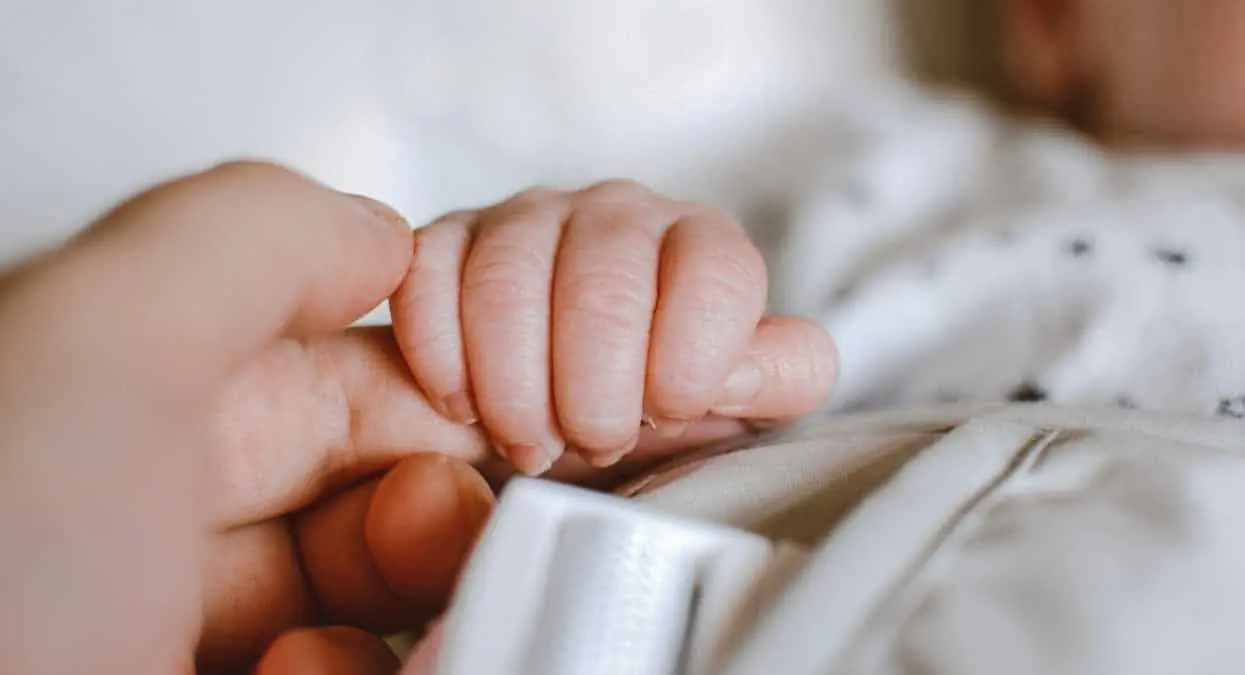 Nace en el mundo el primer bebé con ADN de 3 personas