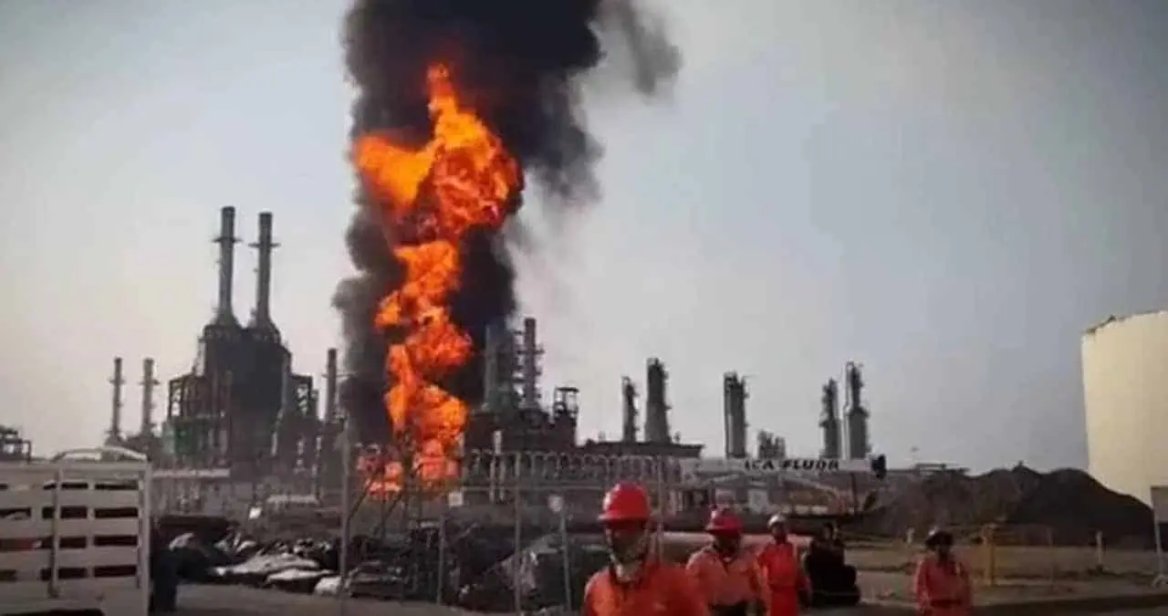 Pemex reporta incendio en refinería de Oaxaca