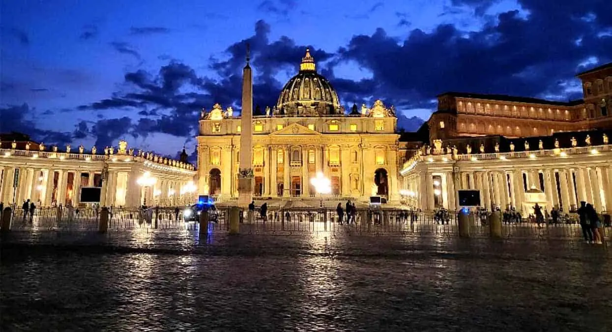 Hombre con problema mental se mete con auto al Vaticano y lo detienen