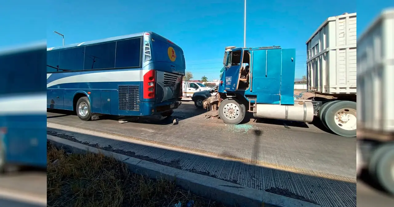 Chocan tráiler y camión de pasajeros en tramo Obregón-Esperanza