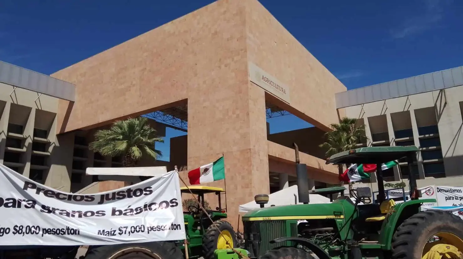 Productores agrícolas que se manifiestan por fuera de la Sader en Cajeme, hoy deciden posible toma del Aeropuerto, Pemex o el SAT