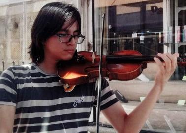 Joven cajemense toca el violín para pagar sus estudios universitarios