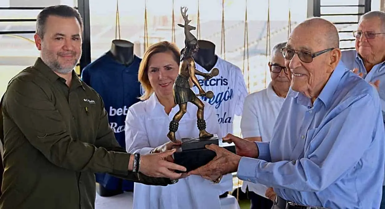 SALÓN DE LA FAMA. Rinden homenaje a Sergio Gastélum De La Vega