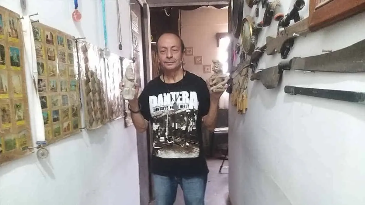 El coleccionista: su casa guarda un tesoro histórico en sus entrañas