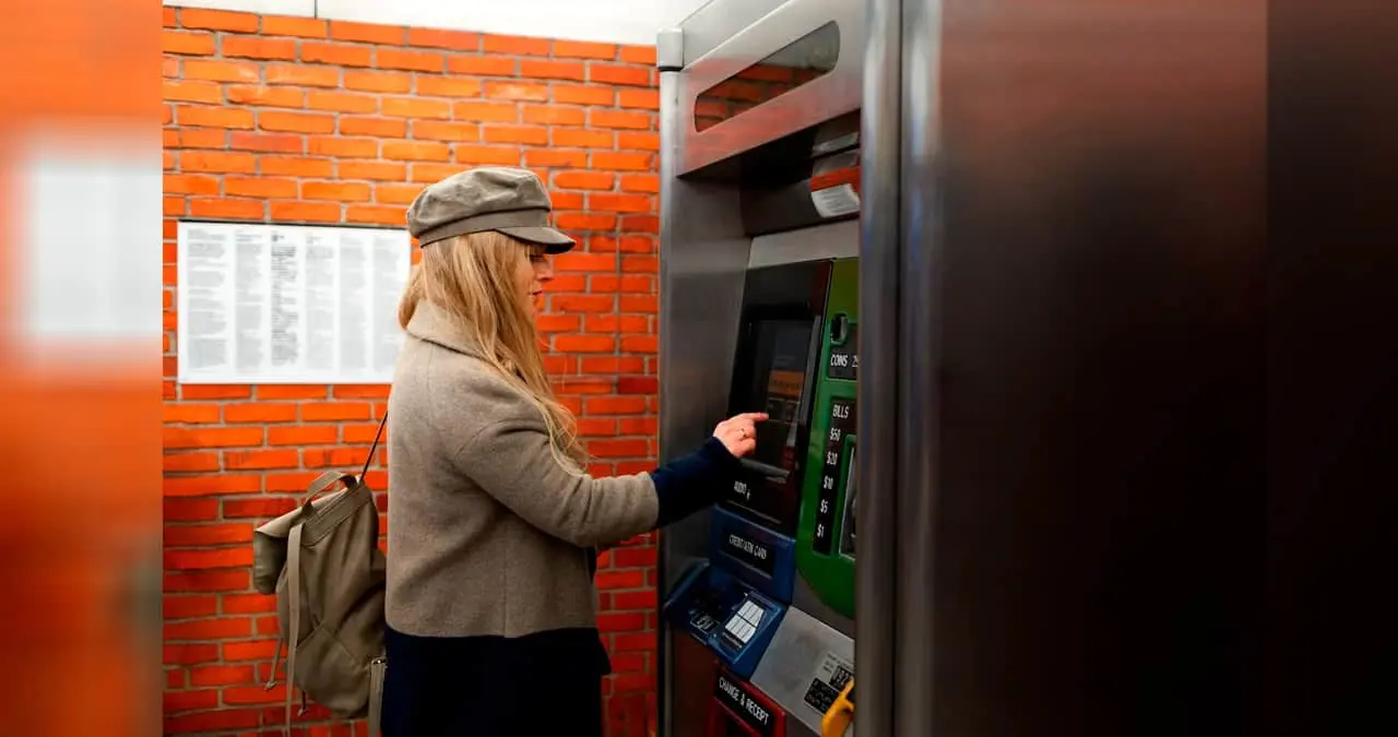 ¿Cómo proteger la contraseña de la tarjeta bancaria en los cajeros automáticos para que no sea clonada?
