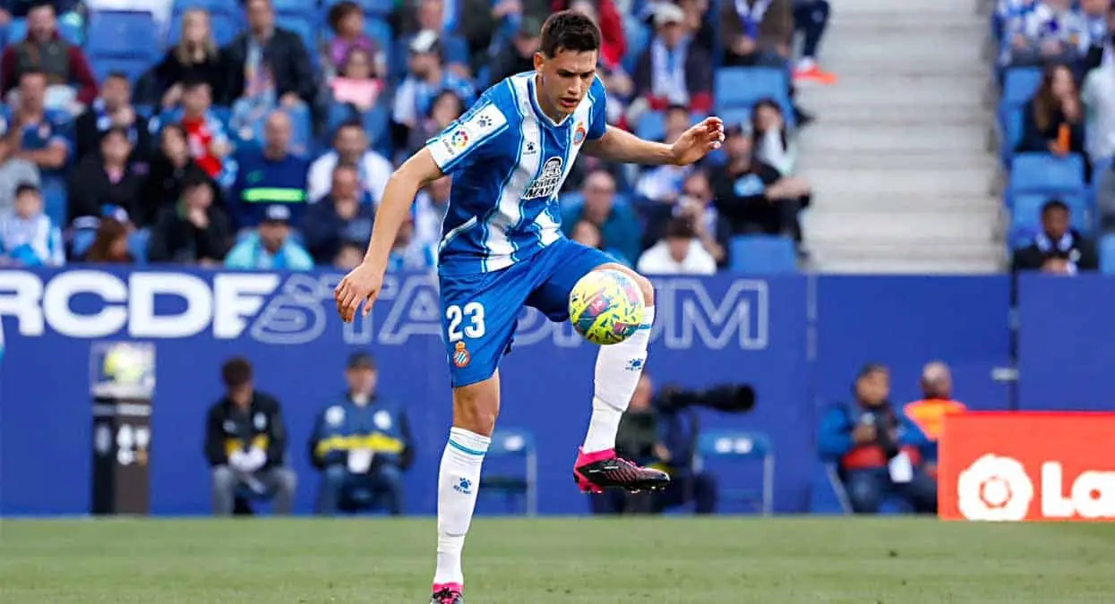América pretende a “Cachorro” Montes y este se niega a dejar Europa