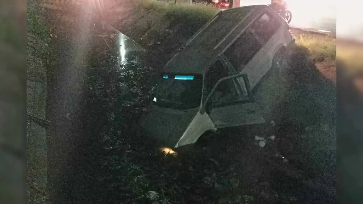 Cae vagoneta a canal de la 300 en Ciudad Obregón