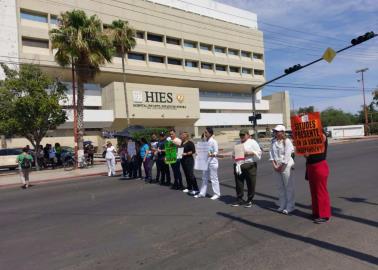 Sonora. Trabajadores de la salud bloquean avenida; solicitan mejoras laborales