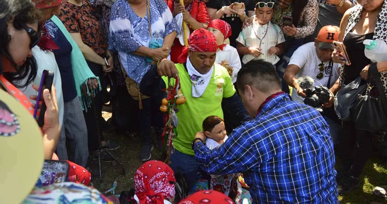 Bañan a San Juan en una alberca