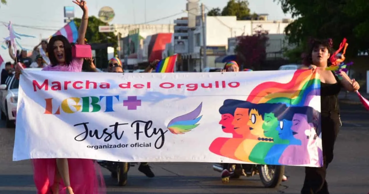Marchan por el Orgullo LGBT+ en Cajeme