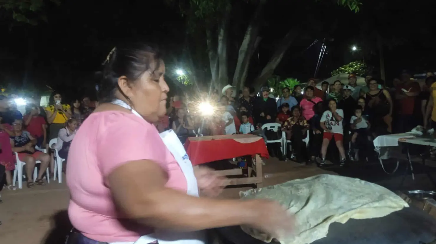 Realizan concurso de la tortilla de harina más grande en las Fiestas de San Juan en Cócorit, Sonora