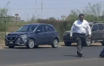 Taxi se sale del camino tras aparatoso choque; el accidente ocurrió en la calle Jalisco en Ciudad Obregón