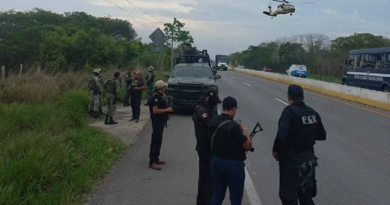 Buscan por tierra y por aire a trabajadores secuestrados