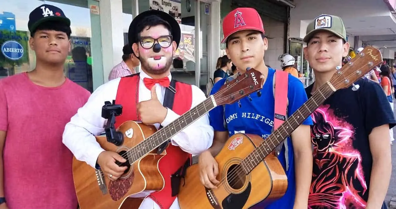 Artista callejero combina la música con la comedia