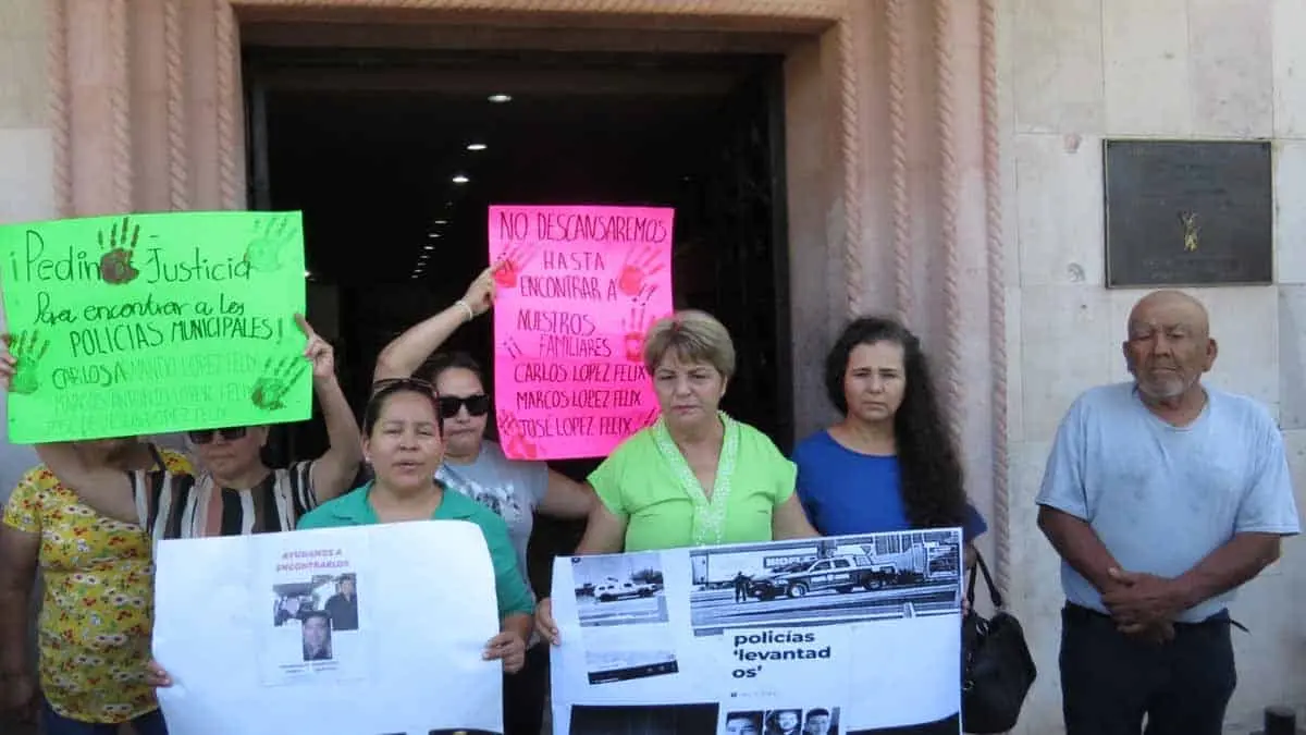 En Cajeme, familiares de los policías “levantados” en Pueblo Yaqui se manifestaron en Palacio Municipal