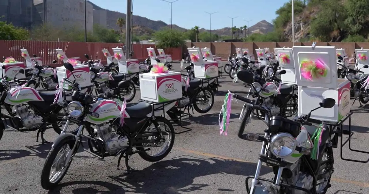 Alfonso Durazo entrega 59 motocicletas a Sepomex
