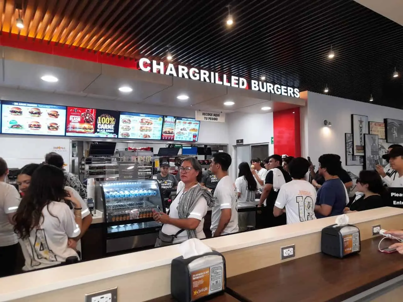 Carls Jr. regala 100  hamburguesas durante su apertura en Navojoa