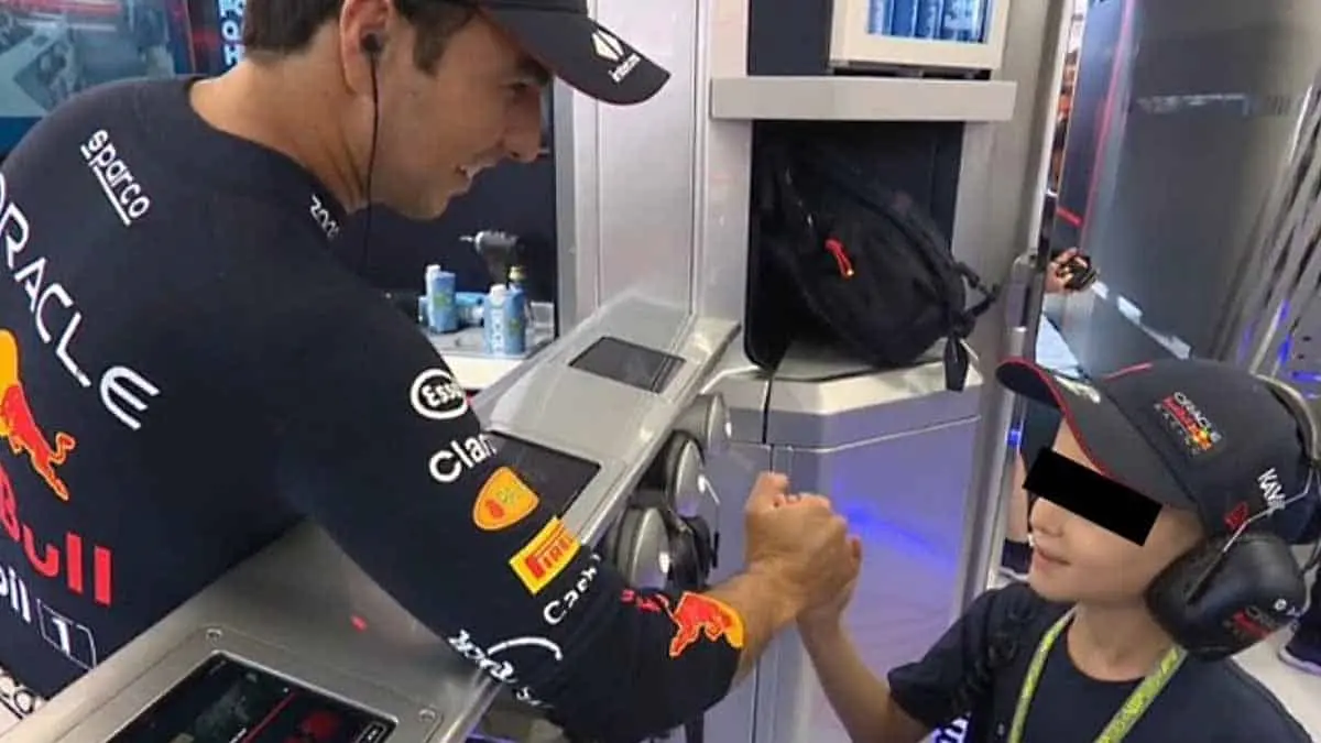 “Checo” Pérez consuela a pequeño aficionado