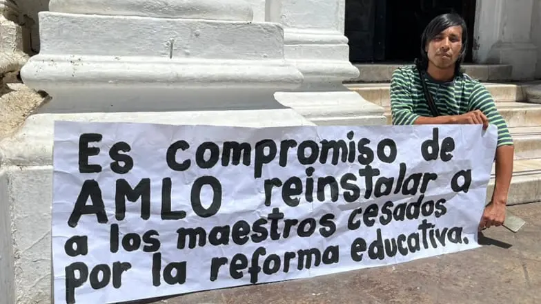 En Navojoa docente pide reinstalación frente a Palacio de Gobierno