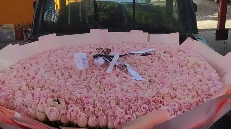 #VIRAL ¿Dónde hay una grúa? Joven le pide a su novia ir a ver Barbie con ramo buchón