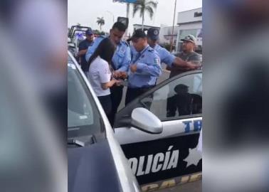 VIDEO | Detienen a conductora en Cajeme y se arma "zafarrancho"