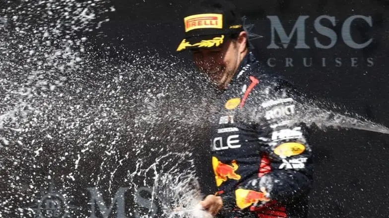 Checo Pérez se sube al podio en segundo lugar