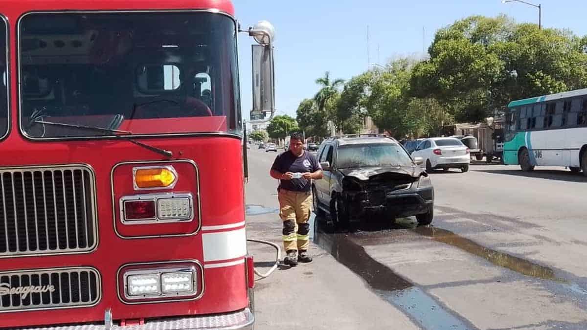 En Cajeme se incendia camioneta en la colonia Primero de Mayo