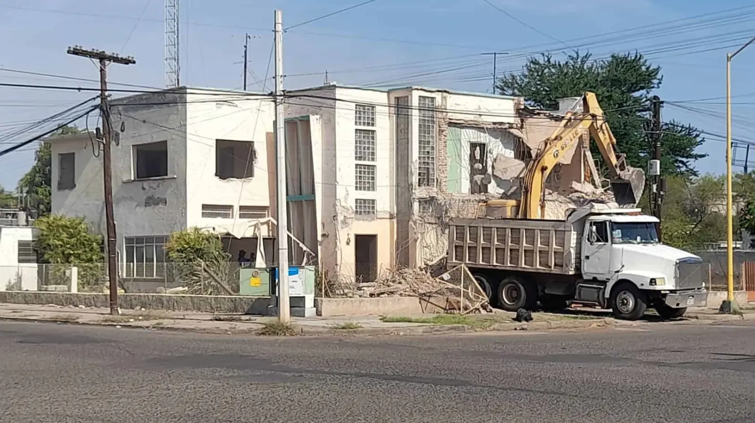 Demuelen residencia de época en Cajeme